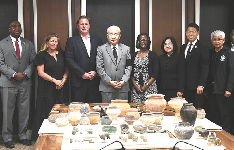 คืนให้ตามที่ระบุไว้ในพินัยกรรม : พนมบุตร จันทรโชติ อธิบดีกรมศิลปากร พร้อมคณะ ร่วมกันรับมอบโบราณวัตถุ
ที่นำไปจากประเทศไทย 53 รายการ จาก เทเลอร์ เมอร์ฟีย์ ผจก.มรดกของ พ.อ.ชาร์ลส์ มาร์ก ริชาร์ดส์
อดีตนายทหารแห่งกองทัพอากาศสหรัฐอเมริกา (USAF) โดยเป็นของที่รับซื้อจากชาวบ้านและร้านค้า
ในกรุงเทพฯ ช่วงประจำการในประเทศไทยระหว่าง พ.ศ.2514-พ.ศ.2515 ที่สะสมนำกลับบ้านที่สหรัฐอเมริกา