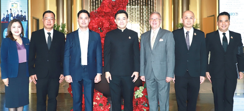 “โลจิสติกส์สีเขียว ทางเลือกเพื่ออนาคต” : อนัคพล อิงคะกุล รองประธานกรรมการบริหาร มิราเคิล กรุ๊ป ต้อนรับ
สรพงศ์ ไพฑูรย์พงษ์ อธิบดีกรมการขนส่งทางบกในพิธีเปิดงาน “Move green Move forward” โครงการ
พัฒนาศักยภาพผู้ประกอบการขนส่งสินค้าทางถนนสู่การขนส่งที่เป็นมิตรต่อสิ่งแวดล้อม โดยมี อดิเรก
แตงทอง ผอ.สนง.ขนส่งกรุงเทพมหานคร พื้นที่ 5 และคณะผู้บริหารร่วมงาน ที่โรงแรมอัศวิน แกรนด์ คอนเวนชั่น