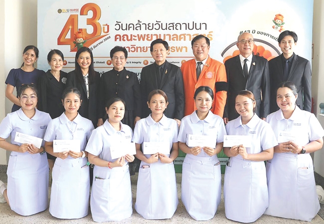 มอบทุนการศึกษา : อ.สุรวัฒน์ ชมภูพงษ์ ประธานมูลนิธิช่วยนักเรียนที่ขาดแคลน
ในพระบรมราชินูปถัมภ์ (ม.น.ข.) เป็นประธานมอบทุนการศึกษาหลักสูตร
ประกาศนียบัตรผู้ช่วยพยาบาล โดยมี รศ.ดร.พรชัย จูลเมตต์ คณบดี
คณะพยาบาลศาสตร์ มหาวิทยาลัยบูรพา ต้อนรับ พร้อมคณะผู้บริหารและคณาจารย์ร่วมพิธี