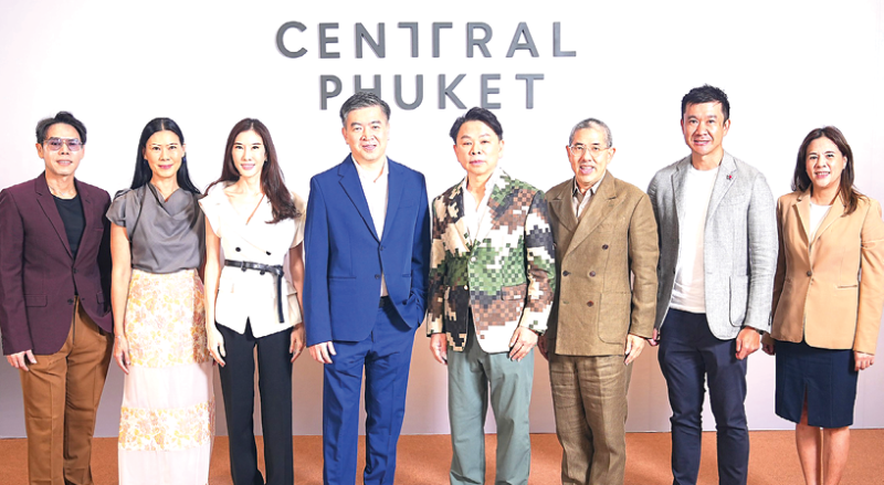 เซ็นทรัล..ดัน “ภูเก็ต” : ดร.ณัฐกิตติ์ ตั้งพูลสินธนา Chief Marketing Officer บมจ.เซ็นทรัลพัฒนา พร้อมด้วย
คณะผู้บริหาร ชาตรี โกวิทานุพงศ์, อิศเรศ จิราธิวัฒน์ และ จุฑาธรรม จิราธิวัฒน์ เดินหน้าขยายเมกะมิกซ์ยูส
ระดับโลก “เซ็นทรัล ภูเก็ต” ใจกลางเมือง ตอกย้ำบทบาท The World’s Luxury Destination และศูนย์กลาง
World-Class Luxury Lifestyle บน Strategic location ที่บุกเบิกศักยภาพภูเก็ตมากว่า 20 ปี