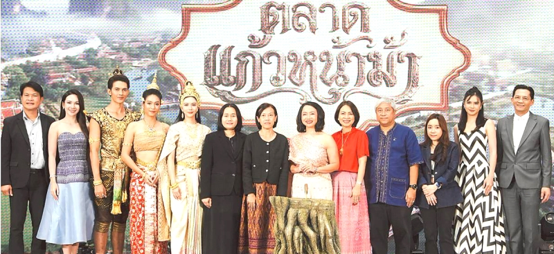 ส่งเสริมวัฒนธรรมไทย   พุทธชาด ศรีนิศากร ประธานเจ้าหน้าที่บริหารสายการตลาด บมจ.เอ็ม บี เค และ จรูญรัตน์ สาลี กก.ผจก.บจก.พาราไดซ์ พาร์ค จัดงาน“ตลาดแก้วหน้าม้า”ชวนสัมผัสมนต์เสน่ห์ของวัฒนธรรมและเทพนิยายพื้นบ้านไทยจากละครแก้วหน้าม้าโดยมีผู้แทนจากพันธมิตรภาครัฐและภาคเอกชนอาทิกระทรวงวัฒนธรรม, ช่อง 7HD, บจก.สามเศียร และ บจก.เซเว่น สตาร์ สตูดิโอ ร่วมงาน ศูนย์การค้าพาราไดซ์ พาร์ค