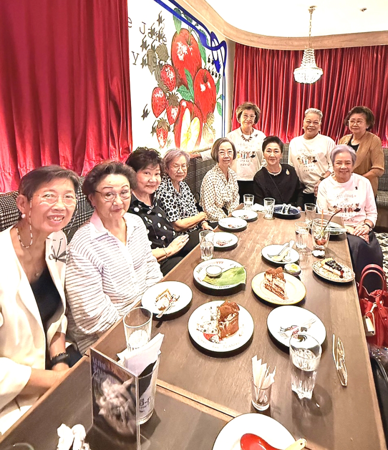 วัฒนาฯ รุ่น 92    เพื่อนศิษย์เก่าโรงเรียนวัฒนาวิทยาลัย รุ่น 92 นัดพบปะสังสรรค์ในโอกาสที่ นิศารัตน์ เทพหัสดิน ณ อยุธยา เดินทางจากเชียงใหม่มาเยือนกรุงเทพฯ โดยมี ผาณิต พูนศิริวงศ์, คุณหญิงกษมา วรวรรณ ณ อยุธยา, ภาวิไล บุราวาศ, ดวงใจ ตั้งสง่า, ฆรนี เทียนไทย, ชุติมา พงษ์เลื่องธรรม, ยศวดี บุณยเกียรติ, ดวงเนตร พงษ์ไพโรจน์ และ แววตา อัมพรายน์ ร่วมงาน ที่ ร้านอี-กา ดุสิต เซ็นทรัลปาร์ค