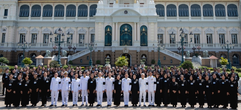 กลุ่มบีเจซี บิ๊กซี น้อมถวายอาลัย : อัศวิน-ฐาปณี เตชะเจริญวิกุล ประธานเจ้าหน้าที่บริหาร และ กก.ผจก.ใหญ่ บริษัท เบอร์ลี่ ยุคเกอร์ จำกัด (มหาชน) และบริษัท บิ๊กซี ซูเปอร์เซ็นเตอร์ จำกัด (มหาชน) หรือ กลุ่มบีเจซี บิ๊กซี พร้อมด้วย ฐาปน สิริวัฒนภักดี รองประธานกรรมการ บริษัท คนที่ 1 พร้อมด้วยคณะผู้บริหาร กลุ่มบีเจซี บิ๊กซี วางพวงมาลาถวายราชสักการะเพื่อน้อมสำนึกในพระมหากรุณาธิคุณ และได้รับพระราชทานพระบรมราชานุญาตให้ร่วมเป็นเจ้าภาพบำเพ็ญกุศลอุทิศถวายแด่ สมเด็จพระนางเจ้าสิริกิติ์ พระบรมราชินีนาถ พระบรมราชชนนีพันปีหลวง ณ พระที่นั่งดุสิตมหาปราสาทในพระบรมมหาราชวัง เมื่อวันพุธที่ 4 มีนาคม 2569