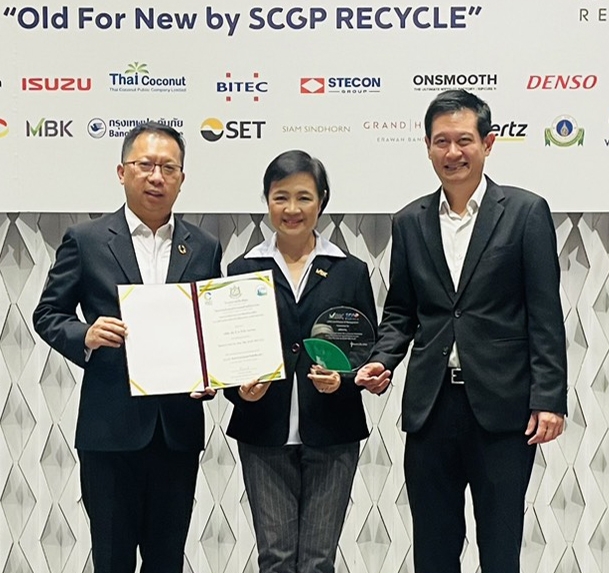 ลดก๊าซเรือนกระจก : ศตกมล วรกุล ผอ.อาวุโสฝ่ายสื่อสารองค์กร บจก.อินเทลลิเจ้นท์ ครีเอทีฟ แอนด์ มาร์เก็ตติ้ง เป็นตัวแทน บมจ.เอ็ม บี เค รับโล่พร้อมใบประกาศเกียรติคุณที่ได้รับการประเมินว่าสามารถลดก๊าซฯได้ 63.322 ตัน คาร์บอนไดออกไซด์