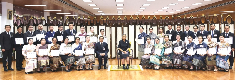 สมเด็จพระกนิษฐาธิราชเจ้า กรมสมเด็จพระเทพรัตนราชสุดาฯ สยามบรมราชกุมารี เสด็จลง ณ อาคารชัยพัฒนา สวนจิตรลดา พระราชทานพระราชวโรกาสให้ ศ.เกียรติคุณ นพ.ไกรสิทธิ์ ตันติศิรินทร์ ที่ปรึกษางานโครงการตามพระราชดำริ สมเด็จพระกนิษฐาธิราชเจ้า กรมสมเด็จพระเทพรัตนราชสุดาฯ สยามบรมราชกุมารี นำคณะบุคลากรทางการแพทย์และสาธารณสุขจากสาธารณรัฐประชาธิปไตยประชาชนลาว ที่เข้าฝึกอบรมเทคโนโลยีทางการแพทย์และสาธารณสุข เฝ้าทูลละอองพระบาท รับพระราชทานเกียรติบัตร โอกาสนี้ วิทยากร และผู้จัดฝึกอบรม ร่วมเฝ้าทูลละอองพระบาทด้วย เมื่อวันศุกร์ที่ 6 มีนาคม 2569 เวลา 09.00 น.

