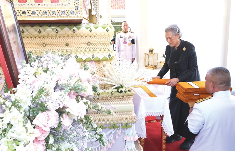 สมเด็จพระกนิษฐาธิราชเจ้า กรมสมเด็จพระเทพรัตนราชสุดาฯ สยามบรมราชกุมารี เสด็จพระราชดำเนินไป
ในการพระราชทานเพลิงศพ หม่อมราชวงศ์อัจฉรียา คงสิริ บ.ม. ซึ่งสำเร็จการศึกษาสาขาวิศวะการพิมพ์ผ้า
และการย้อมสี ที่มหาวิทยาลัยวิศวกรรมสิ่งทอแห่งรัฐ เมืองเมินเชนกลัดบัค สหพันธ์สาธารณรัฐเยอรมนี
สานต่อธุรกิจครอบครัว “โรงงานพิมพ์ผ้าโขมพัสตร์” ตั้งแต่ปี 2492 ณ เมรุวัดเทพศิรินทราวาส กรุงเทพมหานคร