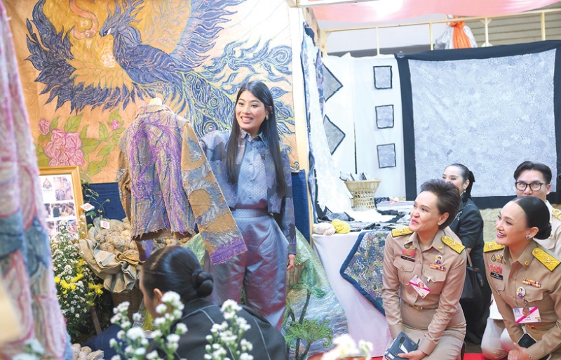 สมเด็จพระเจ้าลูกเธอ เจ้าฟ้าสิริวัณณวรี นารีรัตนราชกัญญา เสด็จไปทอดพระเนตรนิทรรศการผลงานภูมิปัญญา
ผ้าไทยและงานหัตถกรรมชุมชน ภาคเหนือ ที่สนองพระดำริ “ผ้าไทยใส่ให้สนุก” และขยายผลตามแนวคิด
“แฟชั่นแห่งความยั่งยืน” สร้างสรรค์ผืนผ้า และงานหัตถศิลป์ที่เป็นมิตรต่อสิ่งแวดล้อม ปลอดภัยต่อผู้สร้างสรรค์
และผู้สวมใส่ ณ มหาวิทยาลัยเชียงใหม่ จังหวัดเชียงใหม่ เมื่อวันศุกร์ที่ 6 มีนาคม 2569 เวลา 12.45 น.