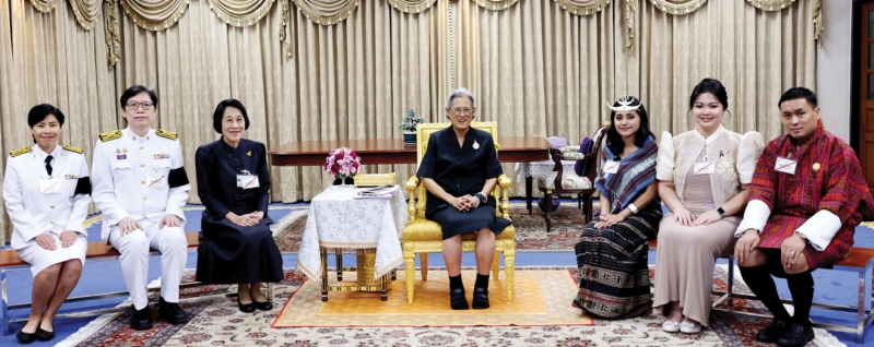 สมเด็จพระกนิษฐาธิราชเจ้า กรมสมเด็จพระเทพรัตนราชสุดาฯ สยามบรมราชกุมารี เสด็จลง ณ อาคารชัยพัฒนา สวนจิตรลดา พระราชทานพระราชวโรกาสให้ รศ.พ.อ.หญิง นันทพร วีรวัฒน์ ที่ปรึกษาโครงการตามพระราชดำริฯ นำคณาจารย์ คณะเวชศาสตร์เขตร้อน มหาวิทยาลัยมหิดล และนักเรียนทุน
พระราชทานหลักสูตรวิทยาศาสตรมหาบัณฑิต สาขาอนามัยโรงเรียน จากสาธารณรัฐฟิลิปปินส์ สาธารณรัฐประชาธิปไตยติมอร์เลสเต และราชอาณาจักรภูฏาน เฝ้าฯ กราบบังคมทูลรายงานโครงการทุนการศึกษาพระราชทาน และผลการเรียนของนักเรียนทุนพระราชทาน เมื่อวันศุกร์ที่ 6 มีนาคม 2569 เวลา 09.00 น.