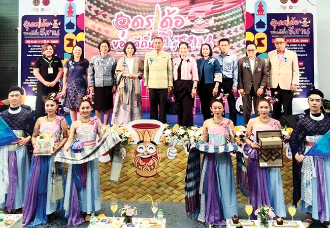 ครั้งที่ 2 : จรูญรัตน์ สาลี กก.ผจก.บจก.พาราไดซ์ พาร์ค ต้อนรับ ราชันย์ ซุ้นหั้ว
ผวจ.อุดรธานี ในพิธีเปิดงาน “อุดรเด้อ ของดีถิ่นอีสาน” จัดโดย สำนักงานพาณิชย์
จังหวัดอุดรธานี จำหน่ายสินค้าภูมิปัญญาสร้างสรรค์ สินค้าโอท็อป เกษตรอินทรีย์
เกษตรแปรรูป และเป็นมิตรกับสิ่งแวดล้อม ที่ ศูนย์การค้าพาราไดซ์ พาร์ค