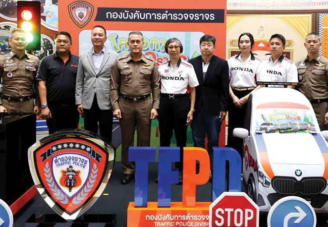 รณรงค์การสวมหมวกนิรภัย 100% : มงคล เพียรพิทักษ์กิจ นายกสมาคมธุรกิจ
เช่าซื้อรถจักรยานยนต์ไทย และ กก.ผจก.บจก.ที ลีสซิ่ง ร่วมกับ บจก.ไทยฮอนด้า และ บจก.ไทยยามาฮ่ามอเตอร์ มอบหมวกนิรภัย 1,050 ใบ ให้แก่ พล.ต.ต.
ดำรงศักดิ์ สว่างงาม ผู้บังคับการตำรวจจราจร เพื่อส่งต่อให้เยาวชนในสถานศึกษา