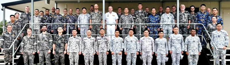 ฝึกเข้มเต็มกำลังพล : นาวาเอก ณทรรศน์ รัศมีเฟื่อง ผู้บังคับการเรือหลวงนเรศวร นำกำลังพล 250 นาย จากท่าเรือแหลมเทียน อำเภอสัตหีบ จังหวัดชลบุรี
เดินทางไปร่วมการฝึก “KAKADU 2026” และร่วมกิจกรรม The International Fleet Review 2026 ณ เมืองดาร์วิน และเมืองซิดนีย์ เครือรัฐออสเตรเลีย ระหว่าง
วันที่ 25 กุมภาพันธ์-23 เมษายน 2569 เฉลิมฉลองครบรอบ 125 ปี กองทัพเรือออสเตรเลีย และเสริมสร้างความสัมพันธ์ทางทหาร พัฒนาทักษะ ประสบการณ์ และความชำนาญในการปฏิบัติการทางเรือในทุกสาขา เพื่อให้เกิดความพร้อมในการปฏิบัติงานร่วมกันภายใต้สภาพแวดล้อมที่หลากหลายได้อย่างมีประสิทธิภาพ