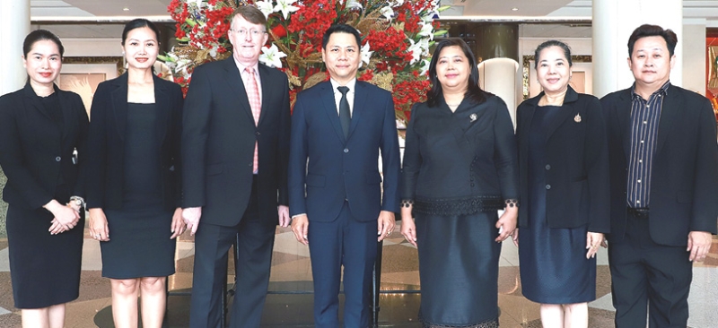 วัตถุดิบคุณภาพมาตรฐาน : กฤษ อุตตมะเวทิน รองปลัดกระทรวงเกษตรและสหกรณ์ เป็นประธานในพิธี
มอบป้ายรับรอง “โครงการยกระดับร้านอาหารวัตถุดิบปลอดภัย เลือกใช้สินค้า Q” (Q Restaurant Premium)
จัดโดย สำนักงานมาตรฐานสินค้าเกษตรและอาหารแห่งชาติ (มกอช.) โดยมี กาญจนา แดงรุ่งโรจน์
รองเลขาธิการ สำนักงานมาตรฐานสินค้าเกษตรและอาหารแห่งชาติ ร่วมงาน ที่ โรงแรมมิราเคิล แกรนด์ คอนเวนชั่น