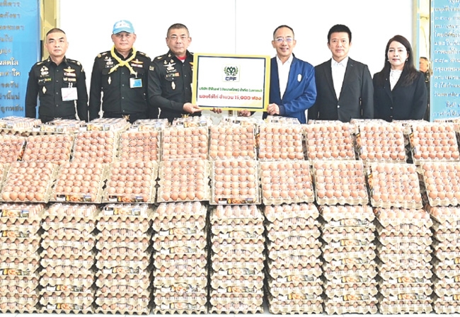 กำลังใจให้ชุมชน : พล.ท.สราวุธ ไชยสิทธิ์ แม่ทัพน้อยที่ 1 รับมอบไข่ไก่สดซีพี 15,000 ฟอง จาก อดิศร์ กฤษณวงศ์ ผู้บริหารสูงสุด สายงานรัฐกิจและเอกชนสัมพันธ์ บมจ.เจริญโภคภัณฑ์อาหาร (ซีพีเอฟ) เพื่อให้จิตอาสาพระราชทานนำไปมอบให้ประชาชนในเขตพระนคร และเขตราชเทวี เพื่อลดภาระค่าใช้จ่ายในครัวเรือน