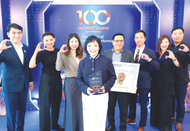 องค์กรต้นแบบ : จรัสพักตร์ การปลื้มจิตต์ ผช.กก.ผจก.อาวุโสฯ บมจ.ไทยน้ำทิพย์ คอร์ปอเรชั่น ผู้ผลิตและจำหน่ายเครื่องดื่ม “โคคา-โคล่า” ใน 63 จังหวัดของประเทศไทย รับรางวัล “Outperforming Enterprises Thailand Award 2025” ด้วยผลงานด้านการบริหารทรัพยากรบุคคลเพื่อผลการดำเนินงานที่สำเร็จร่วมกัน