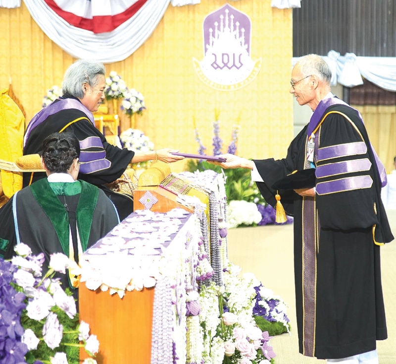 สมเด็จพระกนิษฐาธิราชเจ้า กรมสมเด็จพระเทพรัตนราชสุดาฯ สยามบรมราชกุมารี เสด็จพระราชดำเนิน
แทนพระองค์ไปพระราชทานปริญญาบัตรแก่ผู้สำเร็จการศึกษาจากมหาวิทยาลัยพะเยา ประจำปีการศึกษา 2567
ในการนี้ วิถี พานิชพันธ์ เข้ารับพระราชทานปริญญาปรัชญาดุษฎีบัณฑิตกิตติมศักดิ์ สาขาวิชาการจัดการการท่องเที่ยวและการโรงแรม ณ มหาวิทยาลัยพะเยา จังหวัดพะเยา เมื่อวันพุธที่ 11 มีนาคม 2569