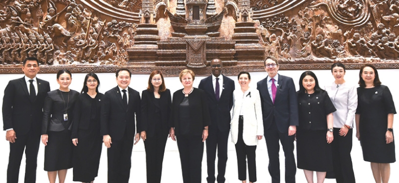 เวทีการประชุมระดับนานาชาติ : ปณต สิริวัฒนภักดี ประธานกรรมการบริหาร ศูนย์การประชุมแห่งชาติสิริกิติ์
ต้อนรับ คริสตาลินา กอร์เกียวา กรรมการจัดการกองทุนการเงินระหว่างประเทศ (IMF) ในโอกาสเดินทาง
มาตรวจเยี่ยม และหารือการเตรียมความพร้อมของสถานที่เพื่อรองรับการประชุมประจำปี 2569 (2026 IMF-World
Bank Annual Meetings) ซึ่งกำหนดจัดขึ้นระหว่างวันที่ 12-18 ตุลาคม 2569 ที่ศูนย์การประชุมแห่งชาติสิริกิติ์