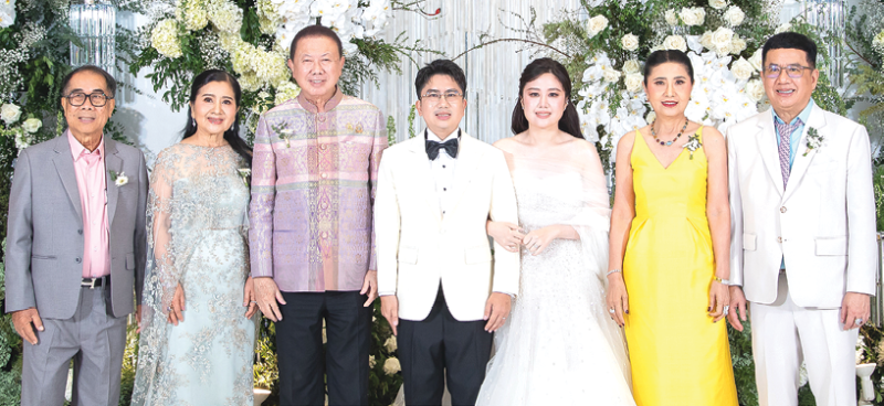 รักมั่นคงยั่งยืน : สนั่น อังอุบลกุล ประธานกรรมการอาวุโส หอการค้าไทยและสภาหอการค้าฯ, นายกสมาพันธ์
สมาคมผู้ปกครองและครูโรงเรียนในเครือมูลนิธิคณะเซนต์คาเบรียลฯ เป็นประธานงานฉลองมงคลสมรส ระหว่าง พรลภัส บุตรี เภสัชกรณรงค์ศักดิ์-จรรยาลักษณ์ ใบเนียม กับ วัชรพงศ์ บุตร ศิริพงศ์ ไชยวงศ์ นายกสมาคมผู้ปกครองและครูโรงเรียนมงฟอร์ตวิทยาลัย-วีนัส ไชยวงศ์ ที่โรงแรมเชียงใหม่ แมริออท โฮเทล