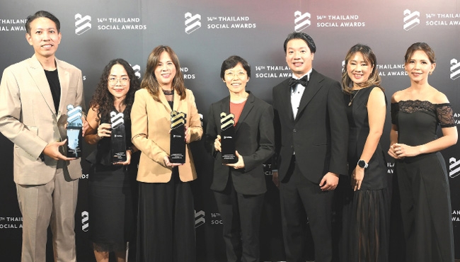 ผลงานยอดเยี่ยม TOP 5 : อุทัยวรรณ อนุชิตานุกูล และ พรวดี โรจน์รุ่งสัตย์
นำทีม บมจ.เซ็นทรัลพัฒนา รับ 4 รางวัล สุดยอดแบรนด์ที่มีผลงานโดดเด่น
ด้านความยั่งยืนบนโซเชียลมีเดีย ด้านความรับผิดชอบต่อสิ่งแวดล้อมและความ
รับผิดชอบต่อสังคม จากเวที Thailand Social Awards ครั้งที่ 14 ที่ไอคอนสยาม