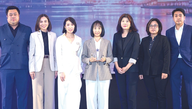 เป็นเลิศด้านบริหารและพัฒนาทรัพยากรบุคคล : จารุวรรณ งามพิสุทธิ์ไพศาล
ผช.กก.ผจก.ใหญ่อาวุโส ฝ่ายทรัพยากรบุคคล และ โชติรส วัฒนวรกิจกุล ผช.กก.ผจก.ใหญ่ ฝ่าย Center of Excellence บจก.เซ็นทรัล เรสตอรองส์ กรุ๊ป รับรางวัล People Outperform Index Award : 2025 Top HR Practice Excellence