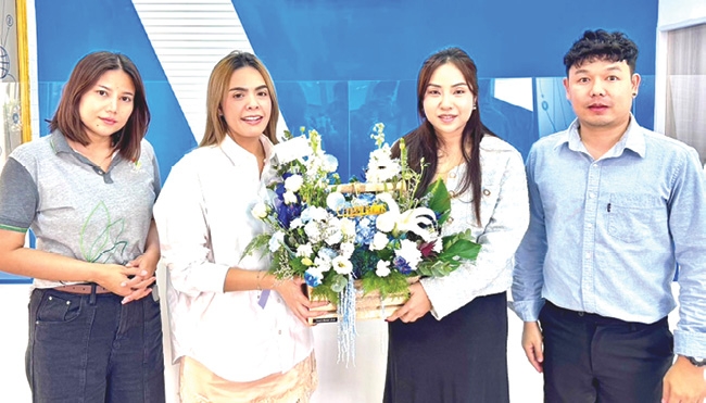 อำนวยความสะดวก : นริศรา ณรงค์พัฒนะ รอง กก.ผจก.บจก.เดอะไนน์
เซ็นเตอร์ ร่วมแสดงความยินดีกับ จิรัชญา ทาหอม ผจก.ทั่วไป บจก.โจ้ง หยิง (ประเทศไทย) ในโอกาสเปิด “Evo Exchange” จุดบริการแลกเปลี่ยนเงินตรา
ต่างประเทศแห่งใหม่ ย่านพระราม 9 ที่ศูนย์การค้าเดอะไนน์ เซ็นเตอร์ พระราม 9