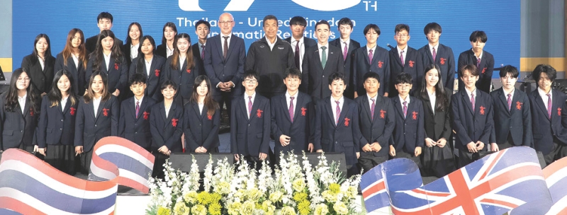 เสริมสร้างความสัมพันธ์ : มาร์ค กูดดิ้ง เอกอัครราชทูตอังกฤษประจำราชอาณาจักรไทย จัดกิจกรรม “บริติชแฟร์” ครั้งที่ 13
สุดท้ายของการเดินสายโรดโชว์ครบ 13 จังหวัด ในโอกาสเฉลิมฉลองครบรอบ 170 ปี ความสัมพันธ์ทางการทูตระหว่างประเทศไทยและสหราชอาณาจักร ซึ่งจัดขึ้นที่บิ๊กซีในพื้นที่ทั่วประเทศไทย โดยได้รับการสนับสนุนหลักจาก อัศวิน เตชะเจริญวิกุล ประธานเจ้าหน้าที่บริหารกลุ่มบีเจซี บิ๊กซี โดยมี รศ.ชัชชาติ สิทธิพันธุ์ ผู้ว่าฯ กทม. ร่วมงานที่บิ๊กซีเพลส สาขารัชดา เขตดินแดง