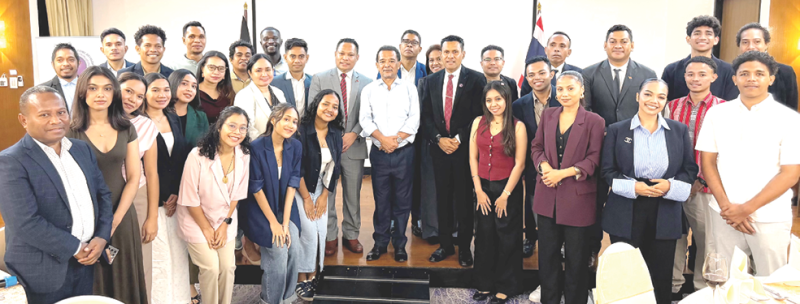 ช่วยเหลือประเทศที่เปราะบาง : ดร.เฟลิกซ์ ปิเอดาด ประธานเจ้าหน้าที่ฝ่ายปฏิบัติการ สำนักเลขาธิการ g7+ (ซึ่งดูแล
ประเทศที่เปราะบางและได้รับผลกระทบจากความขัดแย้งจำนวน 20 ประเทศ) บรรยายหัวข้อ “บทบาทของ g7+ ในการสร้างสันติภาพและการสร้างรัฐ” โดยมี ฟรานซิสโก ทิลมัน เซเปดา เอกอัครราชทูตสาธารณรัฐประชาธิปไตยติมอร์-เลสเต ประจำ
ราชอาณาจักรไทย พร้อมด้วยผู้เกี่ยวข้องและนักศึกษาชาวติมอร์ในประเทศไทย ร่วมงานที่โรงแรมเรดิสัน สวีท กรุงเทพ สุขุมวิท