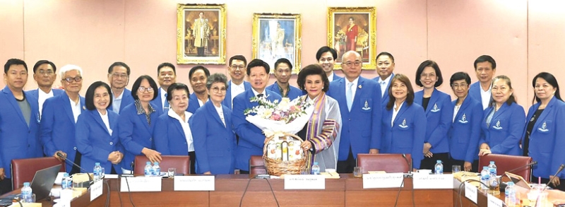 ร่วมแสดงความยินดี : อ.สุรวัฒน์ ชมภูพงษ์ ประธานมูลนิธิช่วยนักเรียนที่ขาดแคลน ในพระบรมราชินูปถัมภ์ (ม.น.ข.) มอบดอกไม้แสดงความยินดีกับ ดร.มยุรี เตยะราชกุล รองประธาน ม.น.ข. ในโอกาสได้รับปริญญาปรัชญาดุษฎีบัณฑิต สาขาวิชาการบริหารแห่งรัฐ จาก มหาวิทยาลัยราชมงคลพระนคร โดยมีคณะกรรมการ ม.น.ข. ร่วมแสดงความยินดีด้วย ที่ศูนย์เทคโนโลยีทางการศึกษา กรมส่งเสริมการเรียนรู้ ถนนศรีอยุธยา