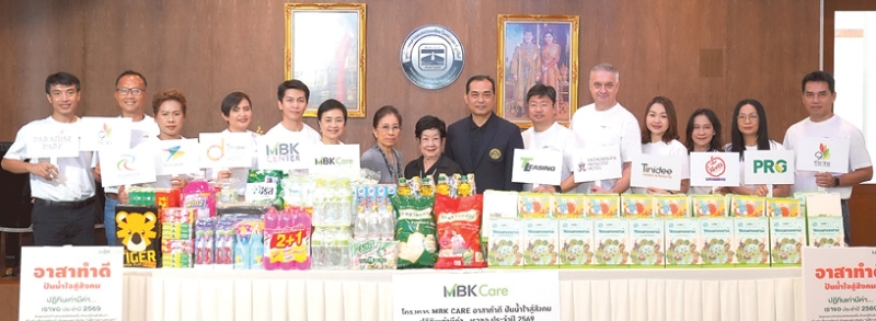 “MBK Care อาสาทำดี ปันน้ำใจสู่สังคม” : มงคล เพียรพิทักษ์กิจ กก.ผจก.บจก.ที ลิซซิ่ง และ ศตกมล วรกุล
ผอ.อาวุโสฝ่ายสื่อสารองค์กร บจก.อินเทลลิเจ้นท์ ครีเอทีฟ แอนด์ มาร์เก็ตติ้ง มอบปฏิทินตั้งโต๊ะเก่าจากพนักงาน
ร้านค้าฯกว่า 13,447 เล่ม พร้อมด้วยข้าวมาบุญครองเครื่องอุปโภค-บริโภคสำหรับเด็กและผลิตภัณฑ์ทำความสะอาด ให้แก่ ณัฎฐา มะระกานนท์ รองประธานกรรมการ มูลนิธิช่วยคนตาบอดแห่งประเทศไทยฯ