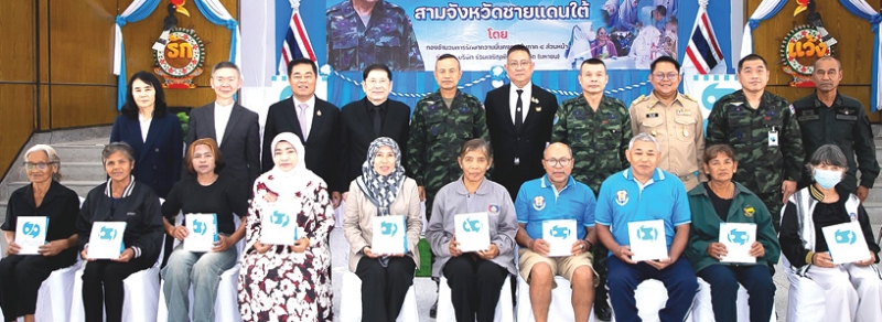 เพื่อพี่น้องชาวใต้ : นพศักดิ์ ตรีพรชัยศักดิ์ ประธานเจ้าหน้าที่บริหาร แว่นท็อปเจริญ ต้อนรับ พล.ท.นรธิป โพยนอก
แม่ทัพภาคที่ 4 ผอ.รักษาความมั่นคงภายในภาค 4 ในโอกาสเป็นประธานในพิธีเปิด “โครงการแว่นตาเพื่อพี่น้อง
3 จังหวัดชายแดนใต้” โดยแว่นท็อปเจริญนำทีมผู้เชี่ยวชาญด้านสายตาพร้อมเครื่องมือตรวจวัดครบครัน ลงพื้นที่ให้บริการตรวจวัดสายตาและตัดแว่นใหม่ฟรีให้แก่ประชาชนที่อาศัยอยู่ในพื้นที่จังหวัดนราธิวาส