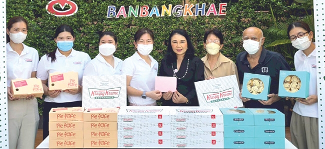 แบ่งปันความอร่อย : ดร.อุษณีย์ มหากิจศิริ ลีโอณีโอ ประธาน บจก.เคเอฟยู
ส่งพนักงานจิตอาสาร่วมจัดเลี้ยงอาหารกลางวันแก่ผู้สูงอายุ พร้อมมอบผลิตภัณฑ์
จากแบรนด์ในเครือ ได้แก่ โดนัทคริสปี้ ครีม, ซินนาบอน และพาย เฟสซ์ ให้แก่ สุทธิรัตน์ โทชนบท ผอ.ศูนย์พัฒนาการจัดสวัสดิการสังคมผู้สูงอายุ บ้านบางแค