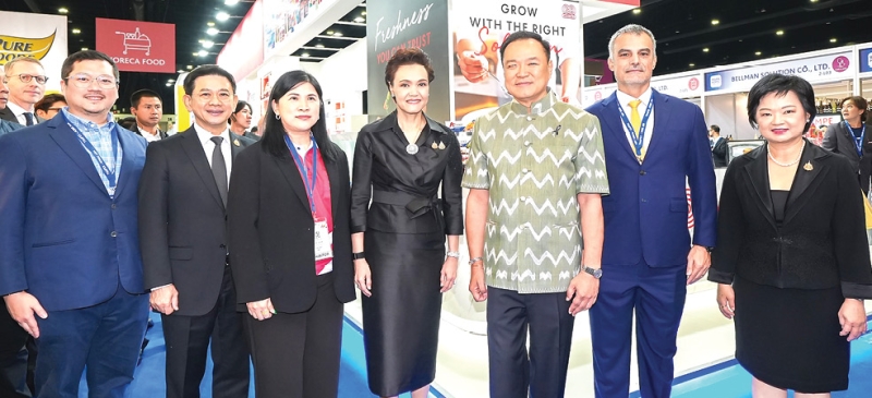 “Stay fresh SOLUTION” : ริคาร์โด้ เบารอตโต้ ประธานเจ้าหน้าที่บริหารธุรกิจ โก โฮลเซลล์ ต้อนรับ อนุทิน ชาญวีรกูล
นายกรัฐมนตรี และ รมว.มหาดไทย, ศุภจี สุธรรมพันธุ์ รมว.พาณิชย์ และ วุฒิไกร ลีวีระพันธุ์ ปลัดกระทรวงพาณิชย์
ในโอกาสเข้าเยี่ยมชมบูธ GO WHOLESALE ศูนย์ค้าส่งวัตถุดิบอาหารที่สดใหม่ตลอดเวลาเพื่อผู้ประกอบการ ภายใต้การดำเนินงาน
ของ บจก.เซ็นทรัล ฟู้ด โฮลเซลล์ ในงาน “THAIFEX-HOREC ASIA 2026” ที่อาคารชาเลนเจอร์ เมืองทองธานี