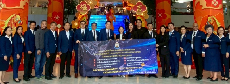 เผยแพร่ความรู้ทางกฎหมาย : จรูญรัตน์ สาลี กก.ผจก.บจก.พาราไดซ์ พาร์ค ต้อนรับ วิทยา บุญชัยวัฒนา อธิบดีผู้พิพากษาศาลอาญาพระโขนง ในกิจกรรมโครงการ “ศาลยุติธรรมเพื่อประชาชน” โดยให้ความรู้
เกี่ยวกับขั้นตอนทางกฎหมายที่เกี่ยวข้องกับประชาชนและให้คำปรึกษากฎหมาย โดยสภาทนายความ เพื่อให้เข้าถึงข้อมูลและบริการด้านกระบวนการยุติธรรมได้อย่างสะดวกและทั่วถึง ที่ ศูนย์การค้าพาราไดซ์ พาร์ค