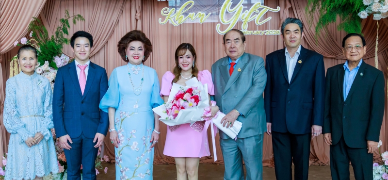 ผู้บริหารสาวคนเก่ง : ดร.วรวิทย์ – ดร.พัชรา วีรบวรพงศ์ ประธานกรรมการบริหาร บมจ.สยามแก๊ส แอนด์ ปิโตรเคมีคัลส์ จัดงานเลี้ยงฉลองวันคล้ายวันเกิด
ให้แก่ พัชราวดี วีรบวรพงศ์ กก.ผจก.โรงแรมเดอะ เบอร์เคลีย์ โดยมี ศุภชัย
วีรบวรพงศ์ และ วัลลภ กมลวิศิษฎ์ ร่วมอวยพร ที่ โรงแรมเดอะ เบอร์เคลีย์ ประตูน้ำ