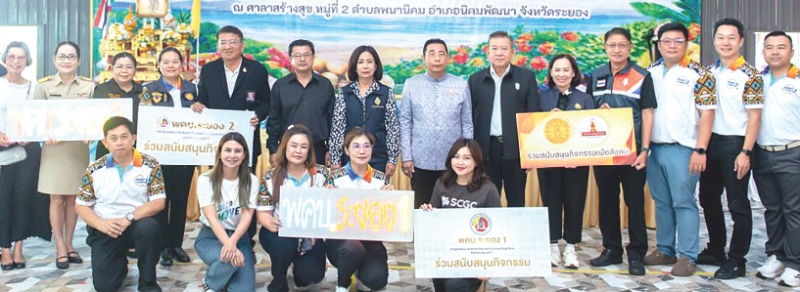 ธรรมศาสตร์ ระยอง : กำธร เวหน รอง ผวจ.ระยอง พร้อมสมาชิกชมรมชาวธรรมศาสตร์จังหวัดระยอง
สนับสนุนถุงยังชีพในโครงการ “บำบัดทุกข์ บำรุงสุข สร้างรอยยิ้มให้ประชาชน” จังหวัดระยอง ประจำปี
พ.ศ. 2569 ครั้งที่ 1 โดยมี ไตรภพ วงศ์ไตรรัตน์ ผวจ.ระยอง เป็นประธานเปิดโครงการ นำหัวหน้าส่วนราชการ
ผู้นำท้องถิ่น และหน่วยงานราชการและเอกชน พร้อมภาคีเครือข่ายร่วมงาน ที่ อำเภอนิคมพัฒนา จังหวัดระยอง