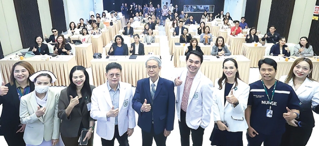 เปิดบ้านครั้งที่ 1/2569 : นพ.สมเกียรติ คูอมรพัฒนะ ผอ.โรงพยาบาลเจ้าพระยา
และ ปราโมทย์ หิรัญจารุวงศ์ ผอ.ฝ่ายบริหารต้อนรับคณะตัวแทนประกันชีวิตเอไอเอ
ในงาน “Chaophya Care Experience” นำเสนอศักยภาพการดูแลรักษา
ผู้ป่วยแบบองค์รวม ความพร้อมของทีมรักษาพยาบาล ที่ โรงพยาบาลเจ้าพระยา