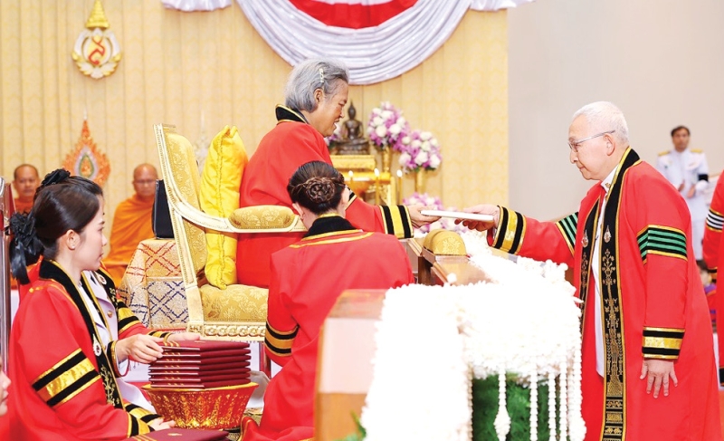 สมเด็จพระกนิษฐาธิราชเจ้า กรมสมเด็จพระเทพรัตนราชสุดาฯ สยามบรมราชกุมารี เสด็จพระราชดำเนินแทนพระองค์ไปพระราชทานปริญญาบัตรแก่ผู้สำเร็จการศึกษาจากมหาวิทยาลัยแม่ฟ้าหลวง ประจำปีการศึกษา 2567 ในการนี้ ศ.คลินิกเกียรติคุณ นพ.อุดม คชินทร เข้ารับพระราชทานปริญญาสาธารณสุขศาสตรดุษฎีบัณฑิตกิตติมศักดิ์ ณ หอประชุมสมเด็จย่า
มหาวิทยาลัยแม่ฟ้าหลวง อำเภอเมืองเชียงราย จังหวัดเชียงราย เมื่อวันพฤหัสบดีที่ 12 มีนาคม 2569 เวลา 09.31 น.