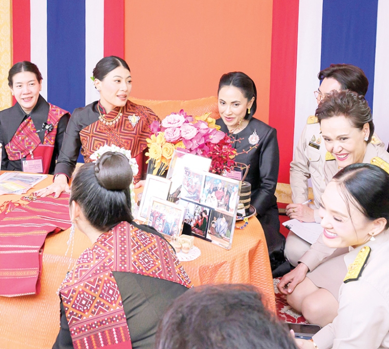 สมเด็จพระเจ้าลูกเธอ
เจ้าฟ้าสิริวัณณวรี
นารีรัตนราชกัญญา
เสด็จไปทอดพระเนตร
การแสดงนิทรรศการ
และผลงานภูมิปัญญา
ผ้าไทยและงานหัตถกรรมชุมชน จังหวัดกาฬสินธุ์ ซึ่งกรมการพัฒนาชุมชน จัดขึ้นเพื่อสืบสานพระดำริ “Sustainable Fashion : แฟชั่นแห่งความยั่งยืน” ณ สหกรณ์ศูนย์
ศิลปาชีพทอผ้าไหม
แพรวา บ้านโพน กาฬสินธุ์ จำกัด
อำเภอคำม่วง จังหวัด
กาฬสินธุ์ เมื่อ
วันศุกร์ที่ 13 มีนาคม
2569 เวลา 15.20 น.