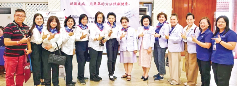 ให้ความรู้ : วรพจน์ เพียรอภิธรรม นายกสมาคมใหหนำแห่งประเทศไทย และ ดร.อติพร ศิริพัฒน์ ประธาน
ชมรมสตรีใหหนำแห่งประเทศไทย จัดงานเสวนาเรื่อง “การดูแลสุขภาพกับการรู้ทันกับโรคร้าย” ซึ่งได้รับ
การสนับสนุนจากคณะแพทย์ผู้เชี่ยวชาญแต่ละด้านของโรงพยาบาลวิชัยเวช เป็นวิทยากรบรรยายให้สมาชิกฯ
โดยมี ดร.เฉลิมชัย ผู้พัฒน์ ต้อนรับ ที่ หอประชุมใหญ่ สมาคมใหหนำแห่งประเทศไทย ถนนสุรวงศ์