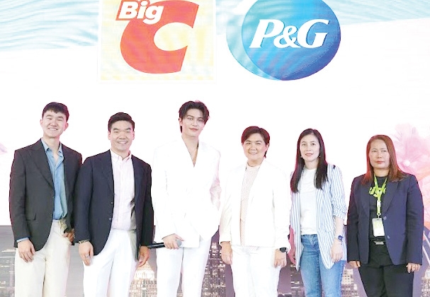 บิวตี้แฟร์ : บมจ.บิ๊กซี ซูเปอร์เซ็นเตอร์ จัดงาน “Hello SUMMER สวยฉ่ำ รับร้อน
ต้องที่บิ๊กซี” ทุกสาขาทั่วประเทศ รวบรวมสินค้าสุขภาพและความงามจากแบรนด์
ชั้นนำ โดยมีศิลปิน อาทิ วิลเลี่ยม จักรภัทร เติ้ล มติมันท์ เฟิร์สวัน วรรณกร
แม้ก กรธัสส์ และ ณฐ ณฐสิชณ์ มาร่วมสร้างสีสัน ณ บิ๊กซี เพลส สาขารัชดาภิเษก