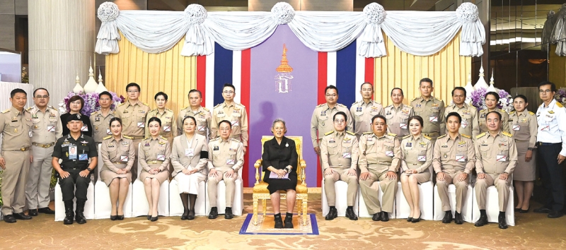 สมเด็จพระกนิษฐาธิราชเจ้า กรมสมเด็จพระเทพรัตนราชสุดาฯ สยามบรมราชกุมารี เสด็จพระราชดำเนินไปทรงเปิดการประชุมวิชาการ
ส่งเสริมสุขภาพและอนามัยสิ่งแวดล้อมแห่งชาติ ครั้งที่ 18 จัดโดย กรมอนามัย กระทรวงสาธารณสุข ภายใต้แนวคิด “สร้างสุขภาวะยั่งยืน
ภายใต้การเปลี่ยนแปลงภูมิอากาศโลก” และพระราชทานรางวัลแก่บุคคล และองค์กรดีเด่นด้านส่งเสริมสุขภาพและอนามัยสิ่งแวดล้อม
ณ โรงแรมมิราเคิล แกรนด์ คอนเวนชั่น เขตหลักสี่ กรุงเทพมหานคร โดยมี ดร.อัศวิน อิงคะกุล ประธานกรรมการบริหาร
มิราเคิล กรุ๊ป และคณะผู้บริหารโรงแรมฯ เฝ้าทูลละอองพระบาทรับเสด็จ เมื่อวันจันทร์ที่ 16 มีนาคม 2569 เวลา 08.56 น.