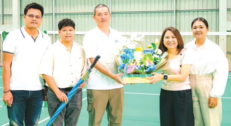 เปิดเป็นทางการ : พิมลรัตน์ จิตต์ภาวนาสกุล ผช.กก.ผจก.ใหญ่สายการตลาด บมจ.พี อาร์ จี คอร์ปอเรชั่น และ
กก.ผจก.บจก.พี อาร์ จี พร็อพเพอร์ตี้ส์ ผู้บริหารกลุ่มธุรกิจริเวอร์เดล มารีน่า ในเครือเอ็ม บี เค ร่วมแสดงความยินดี
กับ ภูมิ ช่วยณรงค์ ผู้บริหาร บจก.แมทช์พอยต์ สปอร์ต ในโอกาสเปิดตัวสปอร์ตคอมเพล็กซ์ริมน้ำเจ้าพระยา
แมทช์พอยต์ แอทริเวอร์เดล มารีนา (MATCH POINT at RIVERDALE MARINA) ณ ริเวอร์เดล มารีน่า ปทุมธานี