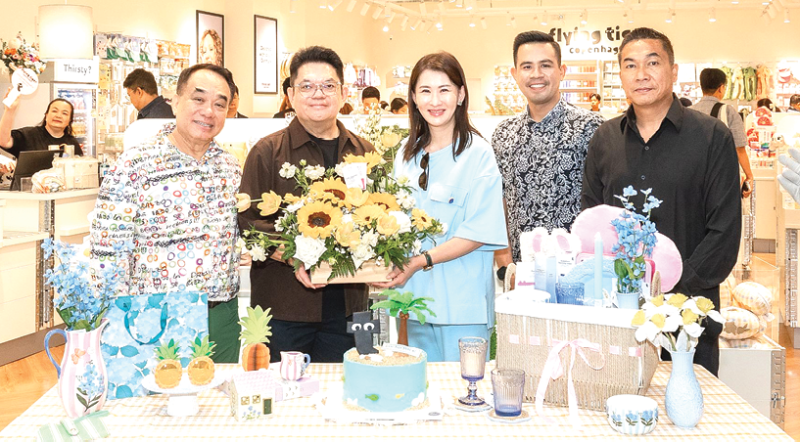 สาขาแรกในภาคใต้ : ประวิช จรรยาสิทธิกุล ประธานเจ้าหน้าที่บริหาร ศูนย์การค้าจังซีลอน ป่าตอง ร่วมแสดง
ความยินดีกับ กฤษชนก ปัทมสัตยาสนธิ กก.ผจก.บมจ.อินเด็กซ์ ลิฟวิ่งมอลล์ ผู้นำเข้าแบรนด์ Flying Tiger
Copenhagen และ จักร เฉลิมชัย ผช.กก.ผจก.ใหญ่อาวุโส แบรนด์ Flying Tiger Copenhagen ในประเทศไทย
ในโอกาสเปิดร้าน “Flying Tiger Copenhagen” สาขาใหม่ล่าสุด ที่ศูนย์การค้าจังซีลอน ป่าตอง ภูเก็ต