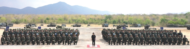 สมเด็จพระกนิษฐาธิราชเจ้า กรมสมเด็จพระเทพรัตนราชสุดาฯ สยามบรมราชกุมารี เสด็จพระราชดำเนินไปทอดพระเนตรการฝึกภาคสนามของ
นักเรียนนายร้อย ชั้นปีที่ 2 รุ่นที่ 76 ประจำปีการศึกษา 2568 จำนวน 217 นาย ณ ศูนย์การทหารปืนใหญ่ จังหวัดลพบุรี เมื่อวันอังคารที่ 17
มีนาคม 2569 เวลา 09.30 น. ซึ่งทำการฝึกตั้งแต่วันที่ 3 มกราคม 2569 เริ่มจากการฝึกขับรถยนต์ทหาร ณ ศูนย์การฝึกกรมการขนส่งทหารบก
จังหวัดกาญจนบุรี, ฝึกทางยุทธวิธี ทหารราบระดับหมู่ ณ กรมทหารราบที่ 14 กองพลทหารราบที่ 4 จังหวัดตาก, ฝึกการใช้อาวุธยุทโธปกรณ์ของเหล่า
ทหารม้า ณ ศูนย์การทหารม้า จังหวัดสระบุรี, ฝึกปืนใหญ่สนาม และปืนใหญ่ต่อสู้อากาศยาน ณ ศูนย์การทหารปืนใหญ่ จังหวัดลพบุรี และฝึกยิงอาวุธ
ประจำหน่วย หลักยิงและตรวจการณ์ ณ ศูนย์การทหารราบ จังหวัดประจวบคีรีขันธ์ เพื่อให้มีความรู้ ความสามารถทางด้านการทหาร เสริมสร้างคุณลักษณะผู้นำ
