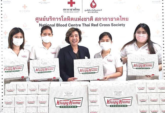 แทนคำขอบคุณ : ดร.อุษณีย์ มหากิจศิริ ลีโอณีโอ ประธาน บจก.เคเอฟยู ส่งทีมจิตอาสาไปมอบโดนัท คริสปี้ ครีม ให้แก่ ปิยนันท์ คุ้มครอง ผช.ผอ.ด้านจัดหาโลหิตฯ สภากาชาดไทย เพื่อมอบแก่ผู้มาบริจาคโลหิตและเจ้าหน้าที่ที่ปฏิบัติงานด้วยความตั้งใจในภาวะวิกฤตที่เลือดสำรองขาดแคลน ที่ ศูนย์บริการโลหิตแห่งชาติ