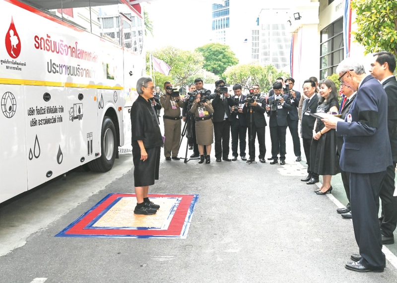 สมเด็จพระกนิษฐาธิราชเจ้า
กรมสมเด็จพระเทพ
รัตนราชสุดาฯ สยามบรมราชกุมารี
อุปนายิกาผู้อำนวยการสภากาชาดไทย เสด็จพระราชดำเนินไปทรงเป็นประธานการประชุมคณะกรรมการสภากาชาดไทย
ครั้งที่ 360 โอกาสนี้พระราชทานพระราชวโรกาสให้คณะบุคคลเฝ้าฯทูลเกล้าฯถวายกุญแจรถมินิบัส 1 คัน
และรถรับบริจาคโลหิตเคลื่อนที่ 1 คัน จากนั้นพระราชทานให้แก่ผู้อำนวยการศูนย์บริการโลหิตแห่งชาติ สภากาชาดไทย
เมื่อวันพุธที่ 18 มีนาคม
2569 เวลา 13.50 น.