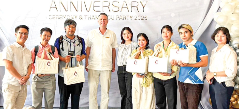 ครบ 1 ทศวรรษ : โจนัส เฮอร์สเต็ด ผู้จัดการทั่วไปภาคพื้นที่ โรงแรมและรีสอร์ทในเครือเซ็นทารา และ ธฤตา
ศุภศดิศ ผู้จัดการ โรงแรมเซ็นทารา ไลฟ์ มาริส รีสอร์ท จอมเทียน จัดพิธีทำบุญในโอกาสฉลองครบรอบ 10 ปี
โรงแรมเซ็นทารา ไลฟ์ มาริส รีสอร์ท จอมเทียน พัทยา อำเภอสัตหีบ จังหวัดชลบุรี พร้อมมอบของที่ระลึกสุดพิเศษให้แก่แขกผู้เข้าพักในโรงแรมฯ เพื่อแสดงความขอบคุณและคืนกำไรให้กับลูกค้าจากทั่วทุกมุมโลก