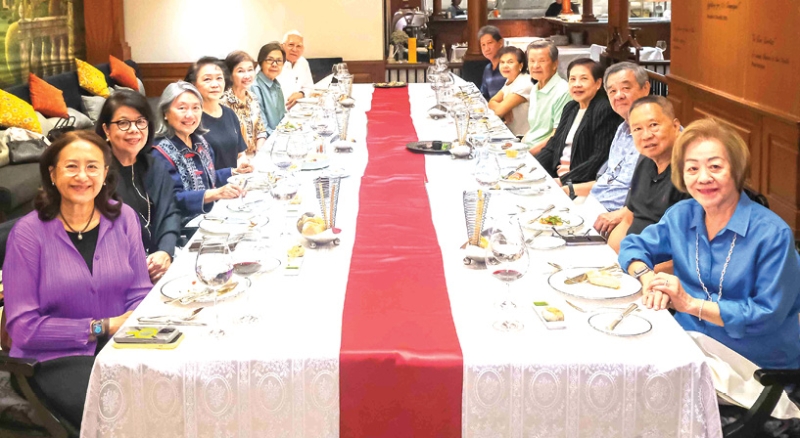 วตท. รุ่นที่ 2 : สันติ วิริยะรังสฤษฎ์ และเพื่อนในหลักสูตรผู้บริหารระดับสูง สถาบันวิทยาการตลาดทุน รุ่นที่ 2 จัดงานเลี้ยงสังสรรค์และร่วมรับประทานอาหารค่ำอย่างอบอุ่นและเป็นกันเองด้วยเมนูอาหารอิตาเลียนต้นตำรับ เพื่อสานสัมพันธ์อันดีระหว่างกัน พร้อมทั้งแลกเปลี่ยนประสบการณ์และมุมมองในหลากหลายด้าน ที่ห้องอาหารสไตล์อิตาเลียน ดอน จิโอวานนี โรงแรมเซ็นทารา แกรนด์ เซ็นทรัลพลาซา ลาดพร้าว กรุงเทพ