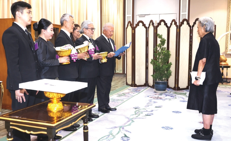 สมเด็จพระกนิษฐาธิราชเจ้า กรมสมเด็จพระเทพรัตนราชสุดาฯ สยามบรมราชกุมารี เสด็จออก ณ วังสระปทุม พระราชทาน
พระราชวโรกาสให้ นายศุขสนั่น โชติกเสถียร ประธานกรรมการมูลนิธิอนุเคราะห์คนหูหนวก ในพระบรมราชินูปถัมภ์ นำ
ศ.นันทวัฒน์ บรมานันท์ และศิลปิน เฝ้าฯ ทูลเกล้าฯ ถวายเงินรายได้จากการจัดนิทรรศการภาพถ่าย “เสียงในความเงียบ
โดย นันทวัฒน์” เพื่อพระราชทานแก่มูลนิธิฯ สำหรับจัดซื้อเครื่องช่วยฟังให้เด็กหูหนวกและผู้สูงอายุที่มีปัญหาทางการได้ยิน