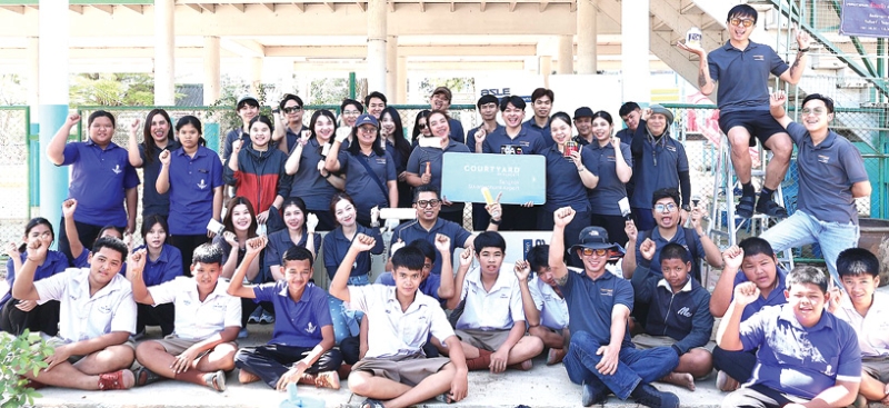 กิจกรรมเพื่อสังคม : รัตพร แนมน้อย ผอ.ฝ่ายวิศวกรรม และ กฤติยาพร ชัยประภา ผจก.ฝ่ายความยั่งยืน โรงแรมคอร์ทยาร์ด บาย แมริออท กรุงเทพ สุวรรณภูมิ แอร์พอร์ท นำพนักงานของโรงแรม ร่วมกันทาสี ซ่อมแซมและเปลี่ยนประตูห้องน้ำที่ได้รับความเสียหายจากน้ำท่วม ปรับปรุงและซ่อมแซมพื้นที่เพื่อให้สภาพแวดล้อมกลับมาสะอาด ปลอดภัย ที่ โรงเรียนวัดหัวเวียง (เขมสุทธิวิทยาคาร) อ.เสนา จ.พระนครศรีอยุธยา