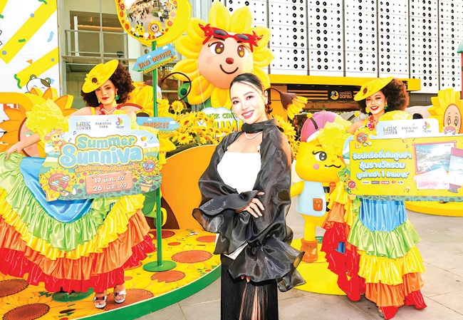ช้อปคลายร้อน : พุทธชาด ศรีนิศากร ประธานเจ้าหน้าที่บริหาร สายการตลาด บมจ.เอ็ม บี เค จัดโปรโมชัน “Summer Sunniva” โดยร่วมกับพันธมิตรชั้นนำทั้งโรงแรม
ธนาคาร และร้านค้าภายในศูนย์การค้า มอบสิทธิประโยชน์และของรางวัลในช่วงซัมเมอร์
ที่ เอ็ม บี เค เซ็นเตอร์, พาราไดซ์ พาร์ค และ เดอะไนน์ เซ็นเตอร์ พระราม 9